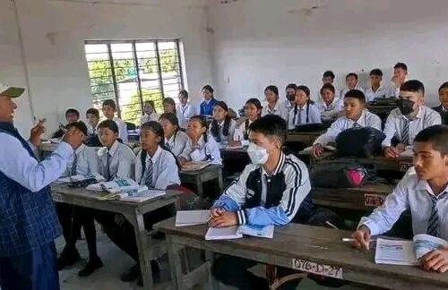 शिक्षक विदेशिएपछि विव्यस अध्यक्ष आफैं पढाँउदै
