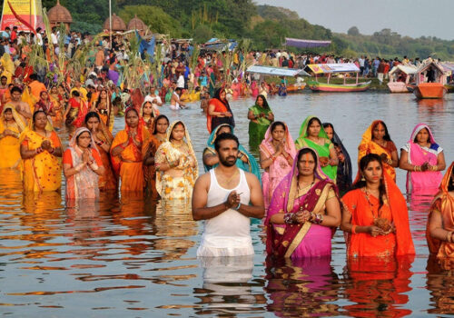 सुर्य भगवानको पूजा गरि छठ पर्व मनाइदै