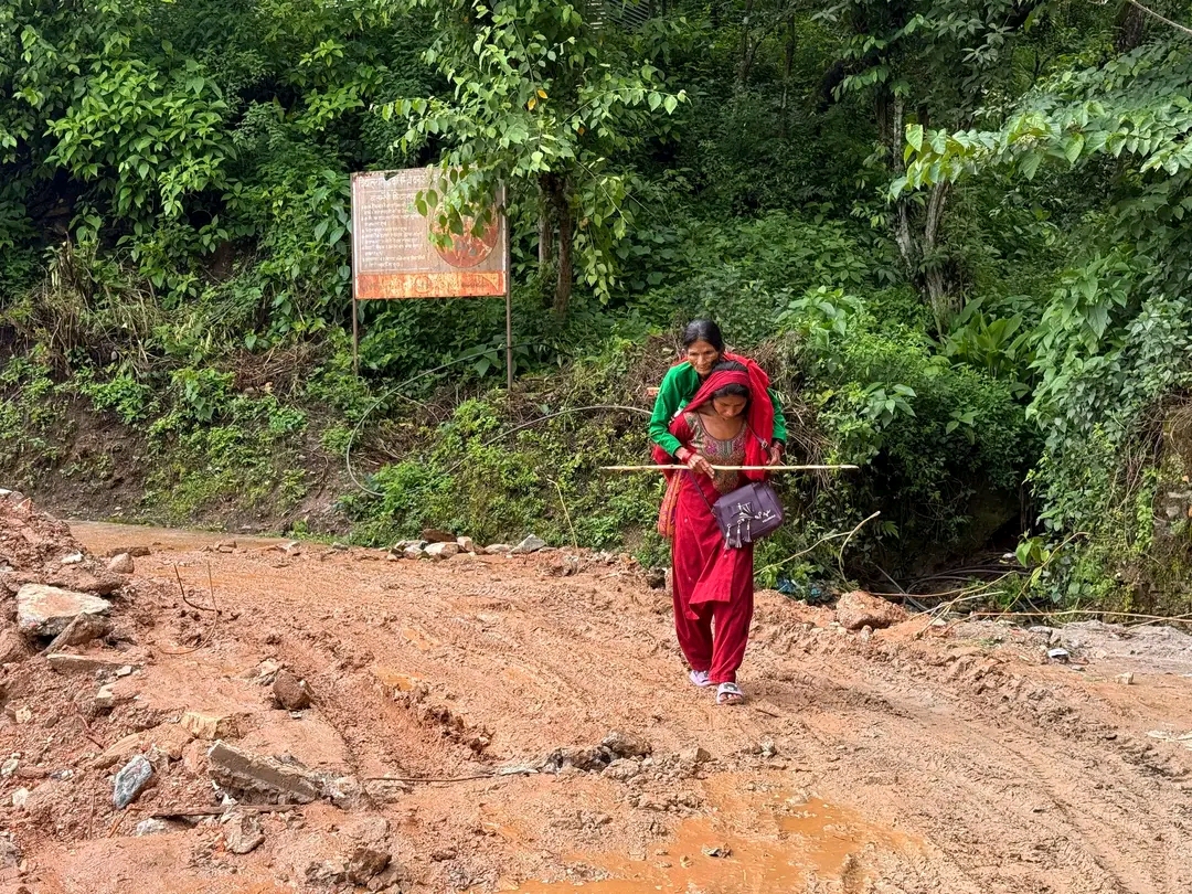 दुर्गममा दर्दनाक; हिलाम्मे बाटोमा छोरीले आमालाई बोकेर पुर्‍याइन् अस्पताल