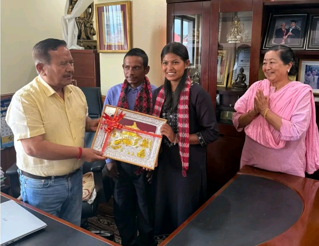 इटाभट्टामा काम गरेर ४ जिपिए ल्याकी गोमाको डाक्टर बन्ने सपना पूरा हुने भयो, भाटभटेनीले दियो छात्रावृति